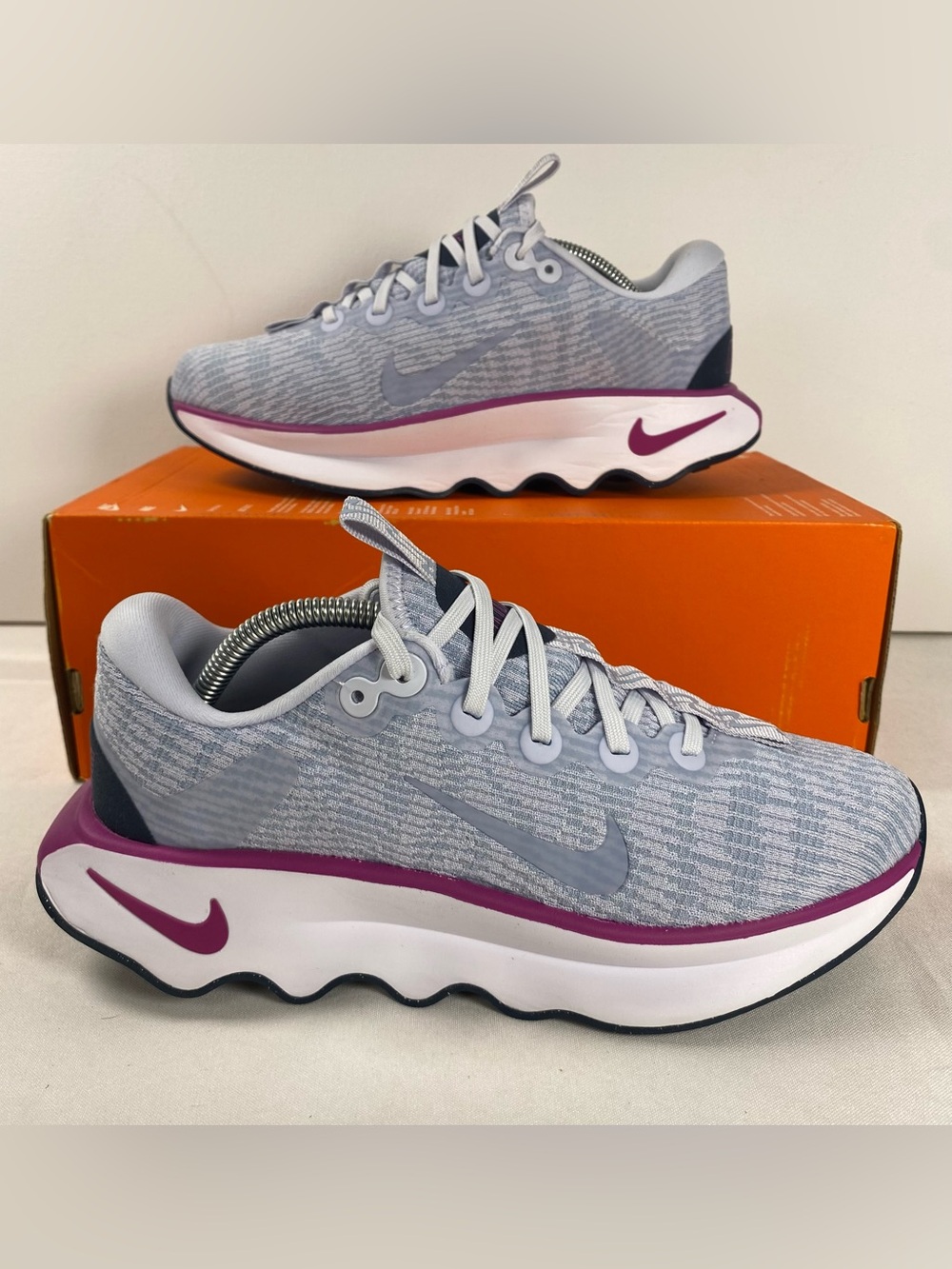 Nike Motiva Womens 8.5 Football Grey Hot Fuchsia Walking Shoes DV1238-008 NWOB